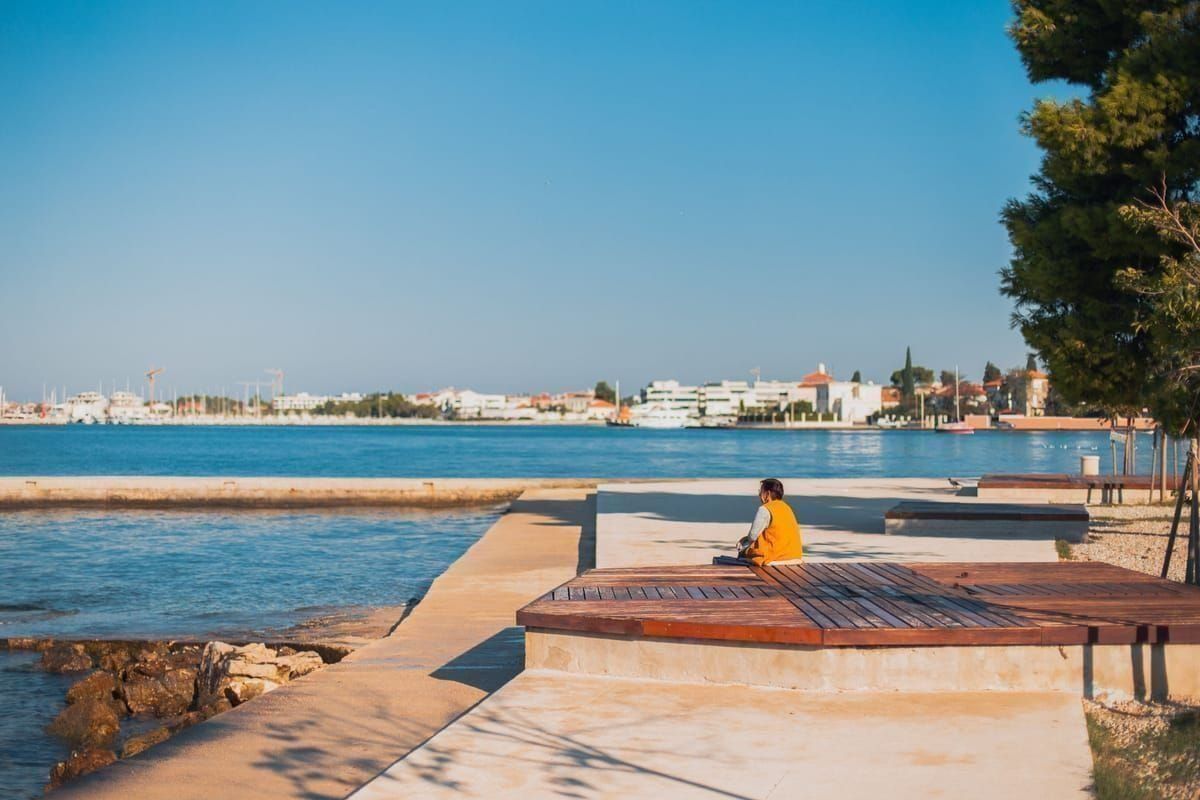 Die Autofähre von Zadar nähert sich dem Hafen von Preko