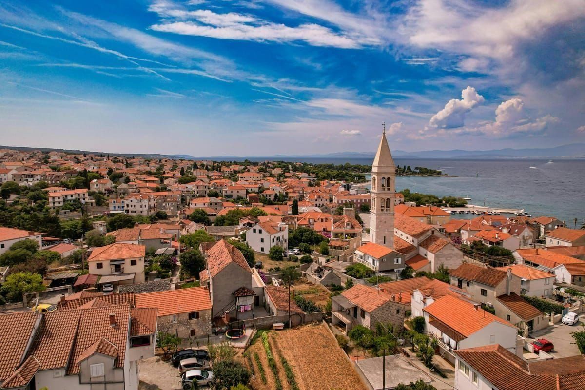 Die Altstadt von Imotski mit der Festung Topana