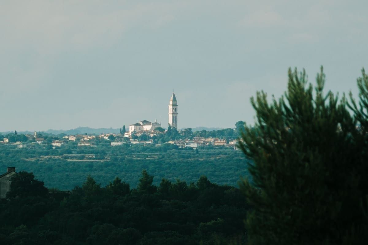 Steinerne Reste und historische Mauern in der Festung Knin, Sitz des kroatischen Königs Zvonimir