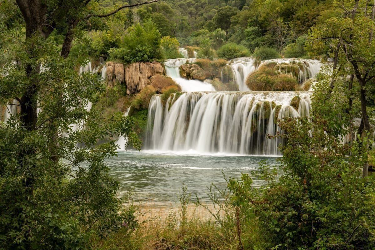 Klares Quellwasser der Krka in der grünen Landschaft östlich von Knin