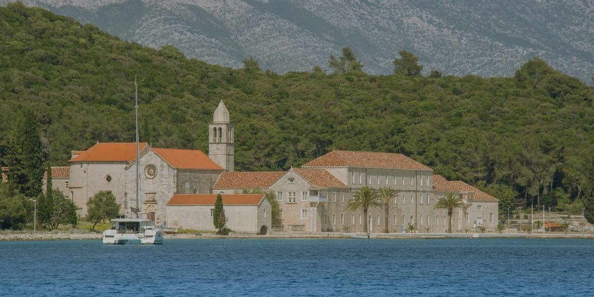 Enge Steingassen der Altstadt von Korčula im Fischgräten-Muster