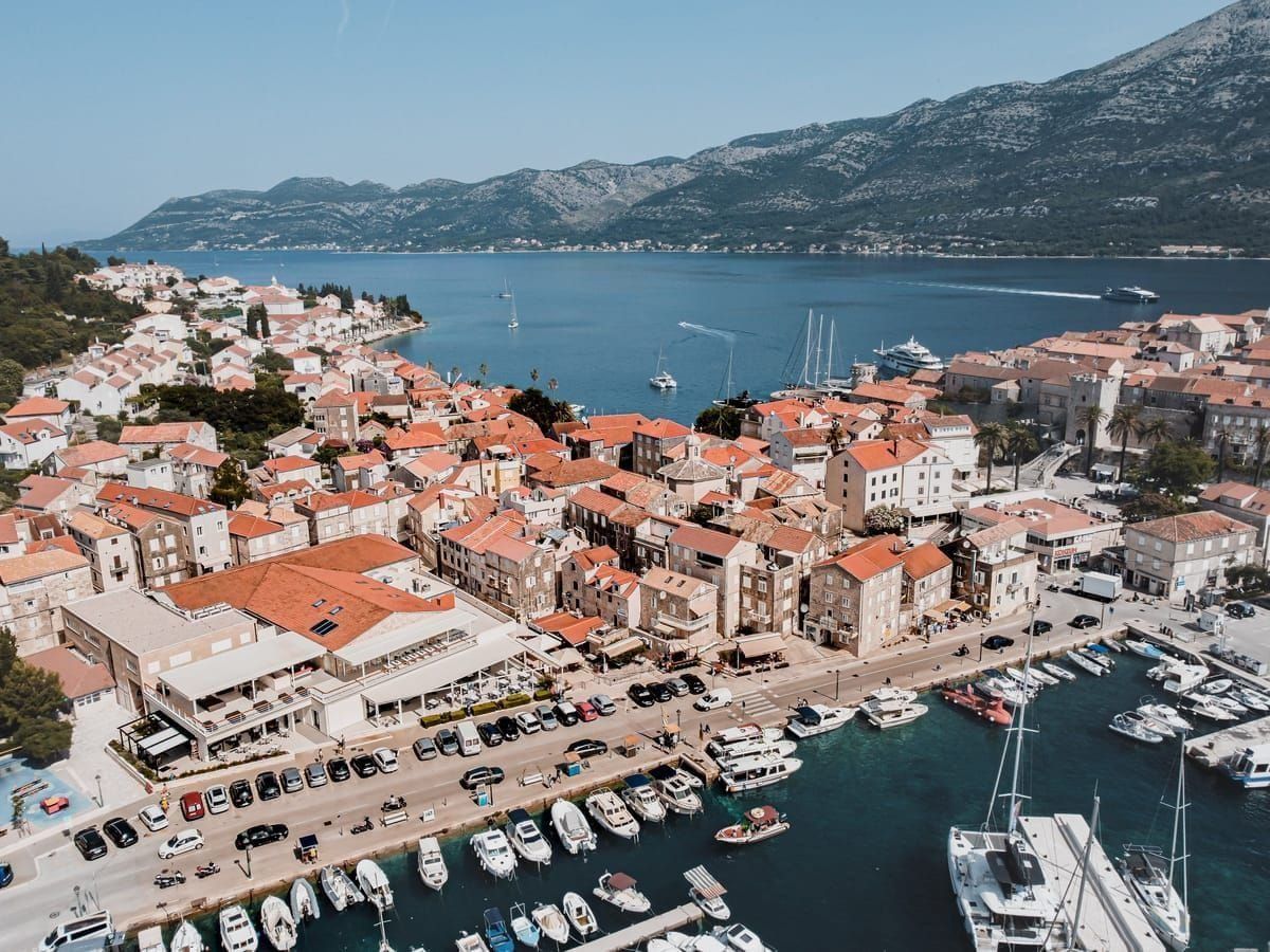 Stadtmauer und runder Turm von Korčula direkt über dem Meer
