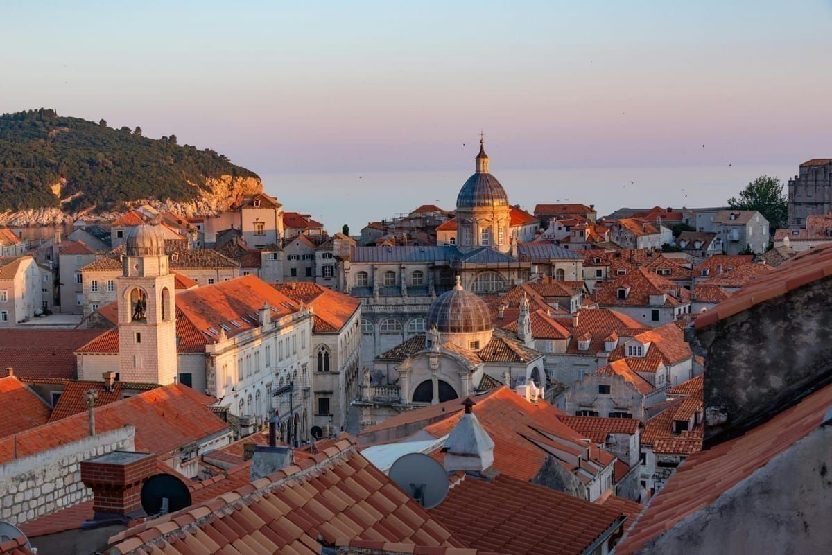Mittelalterliche Gassen der Altstadt von Omiš mit Steinhäusern