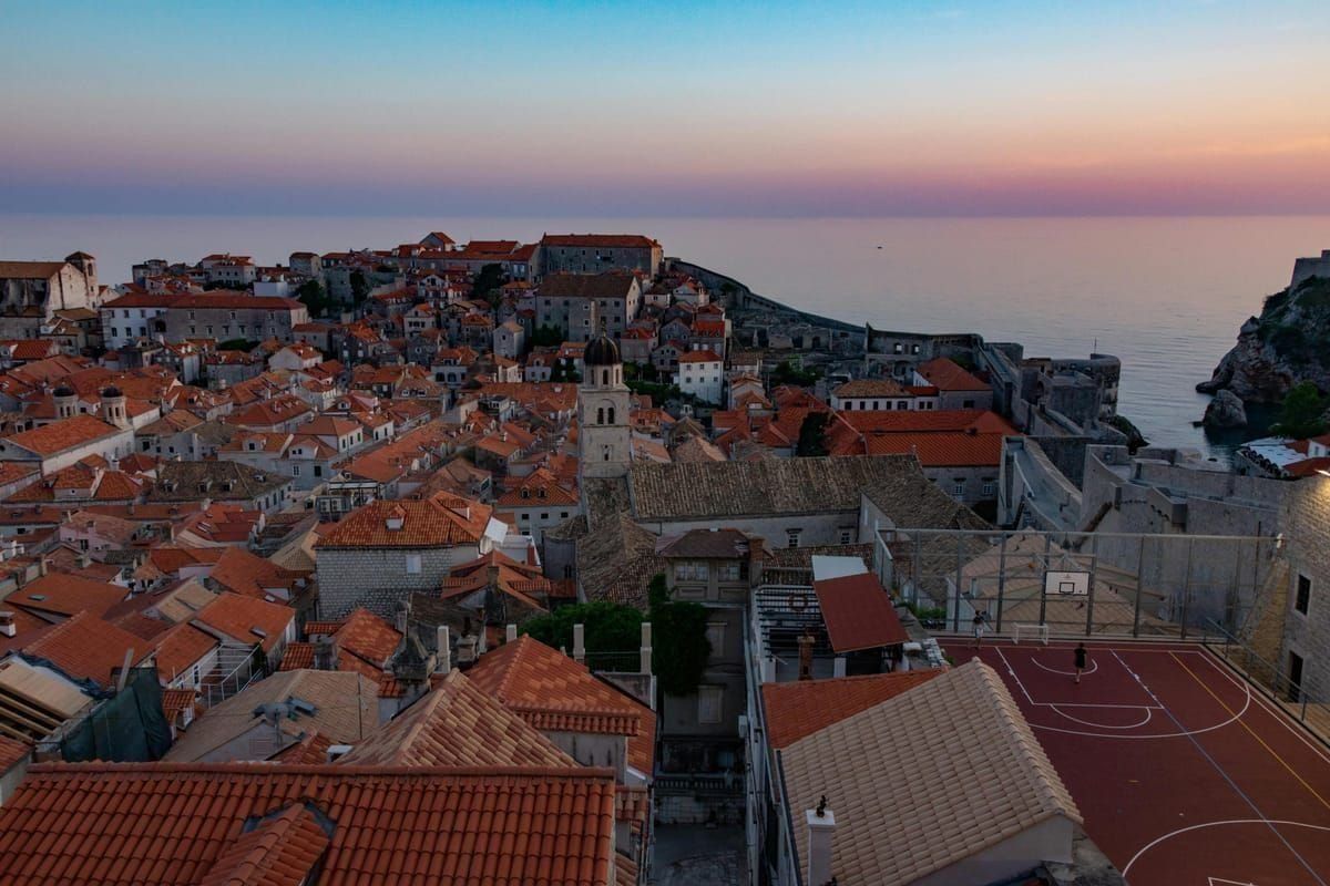 Steinerne Kirche und Platz in der historischen Altstadt von Omiš