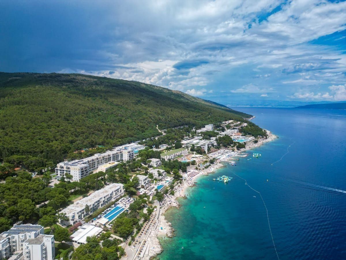 Die Festung Fortica hoch über Omiš mit Blick auf Meer und Berge