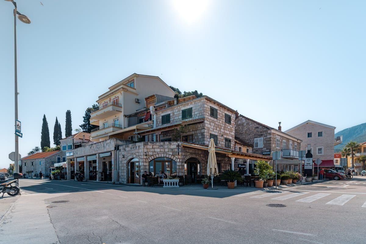 Gedeckter Tisch mit dalmatinischen Spezialitäten in einer Konoba in Omiš