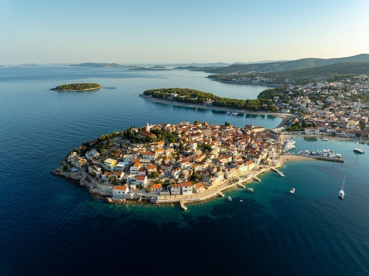 Küstenstraße bei Omiš mit Blick auf Meer und Inseln