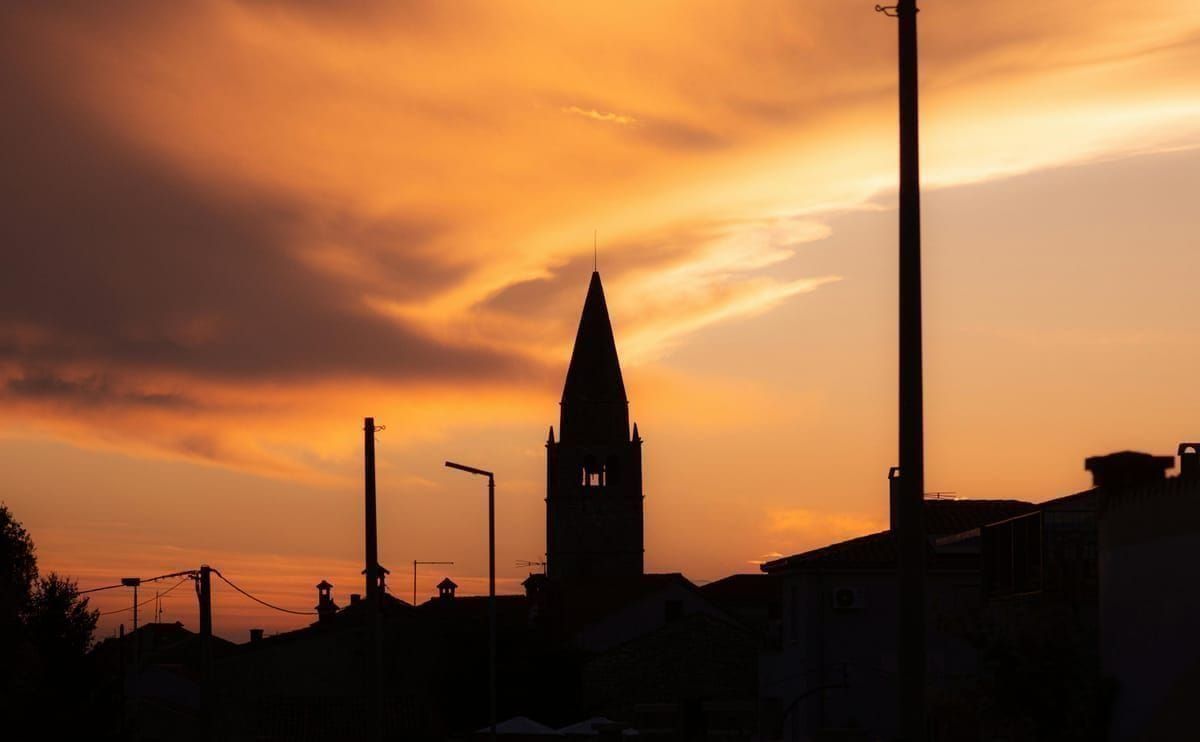 Sonnenuntergang über der Cetina-Mündung und den Dächern von Omiš