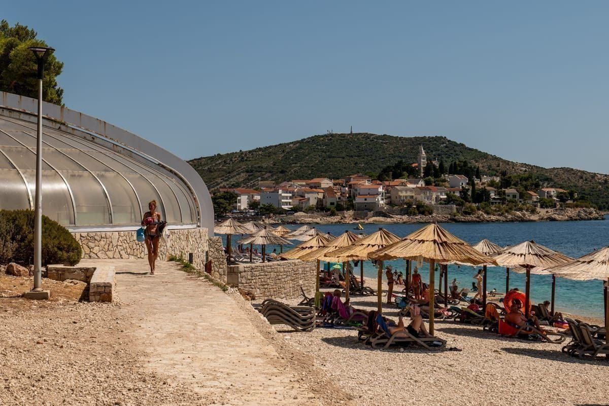 Der lange Sandstrand Velika Plaza in Omiš mit Bergkulisse