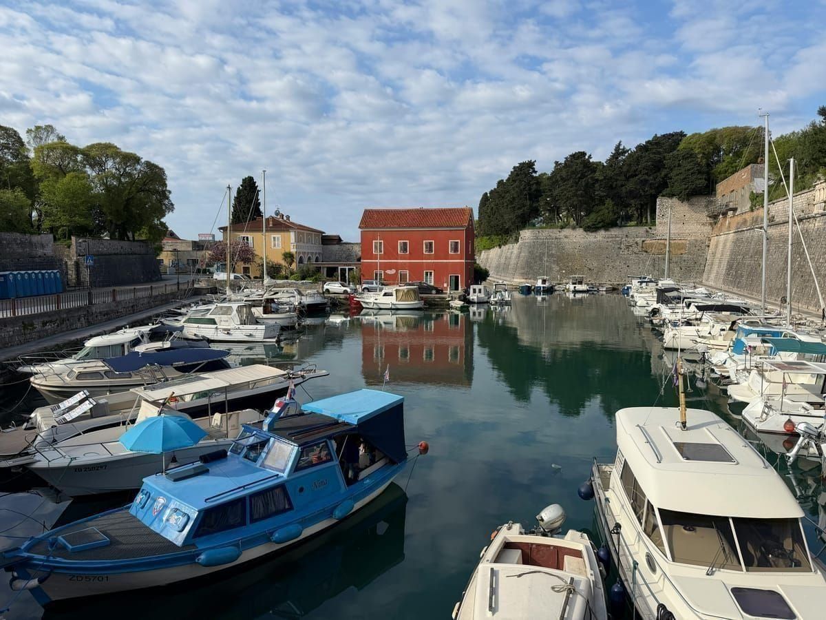 Hafen von Tkon auf Pašman mit Fähre und steinernen Häusern am Wasser