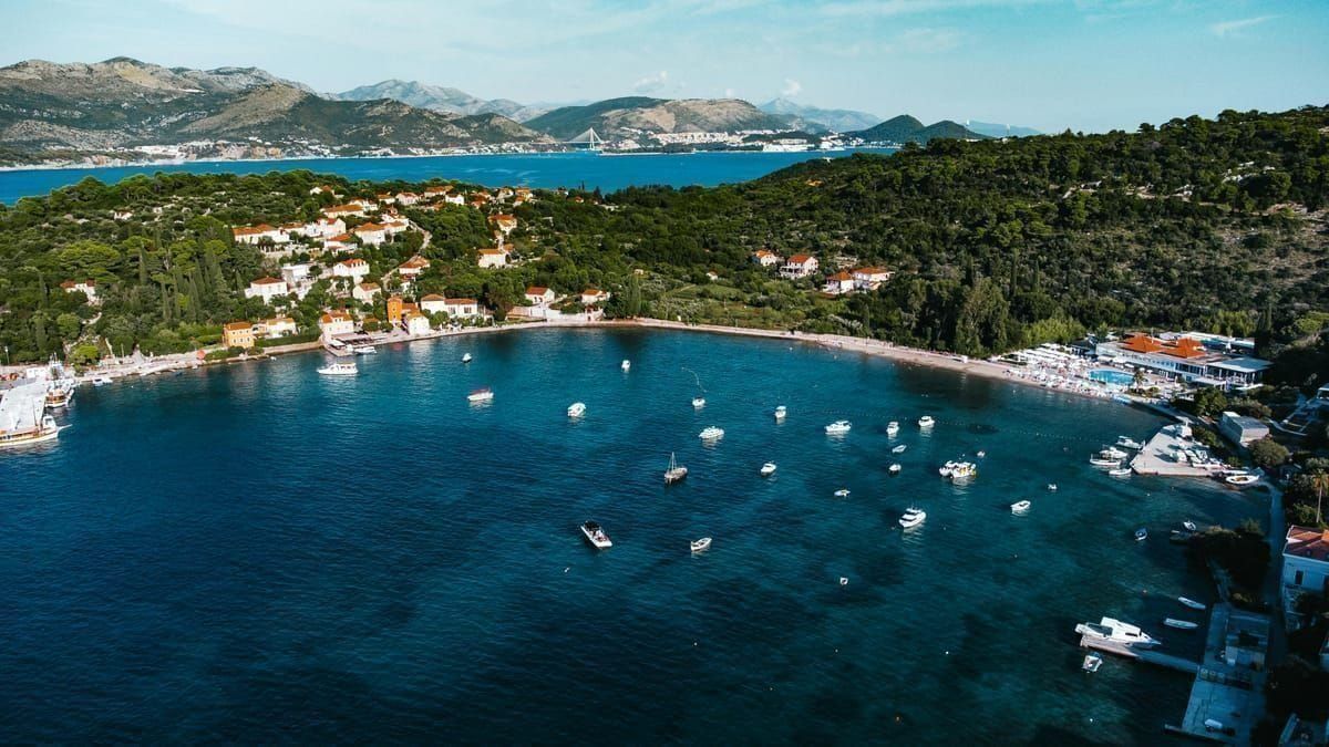 Versteckte Kiesbucht auf Pašman mit kristallklarem türkisfarbenem Wasser