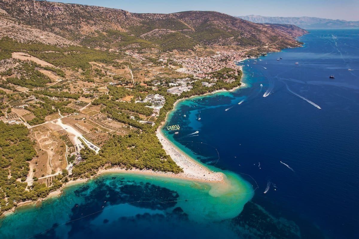 Kleine Kiesbucht mit klarem türkisem Wasser auf der Insel Silba