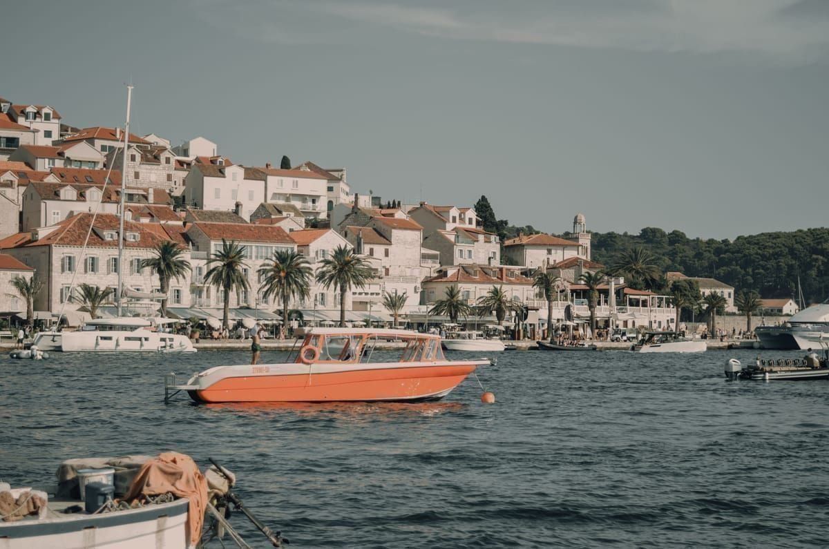 Yachthafen ACI Marina Vodice mit zahlreichen Segelbooten und Motoryachten
