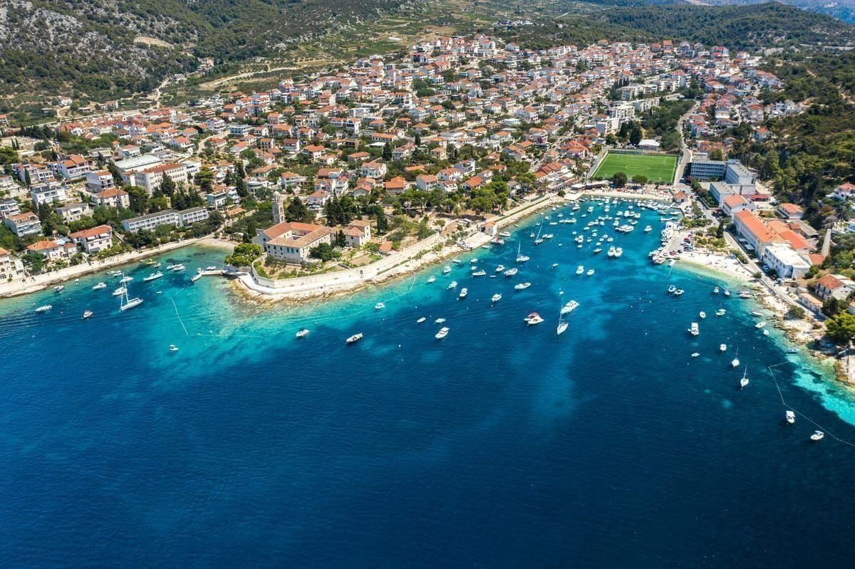 Blick über die Bucht von Vodice mit roten Dächern und der Adria