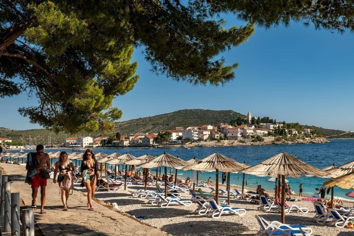 Familie mit Kindern an einem flach abfallenden Strand in Vodice