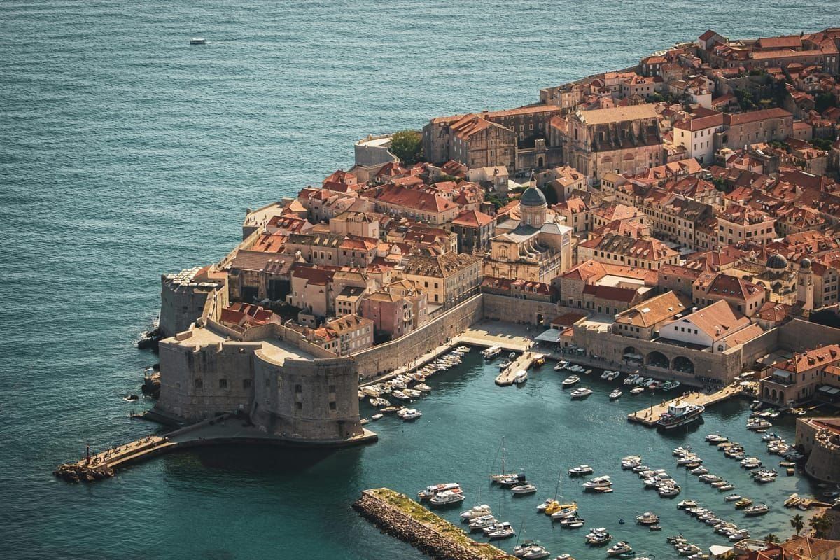 Die beleuchtete Altstadt von Dubrovnik bei Nacht mit den erleuchteten Stadtmauern