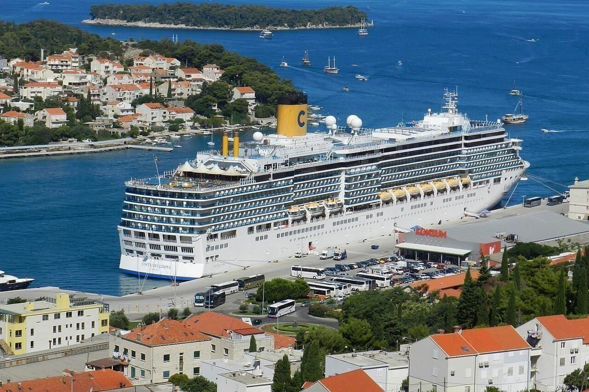Kreuzfahrtschiff im Hafen von Dubrovnik