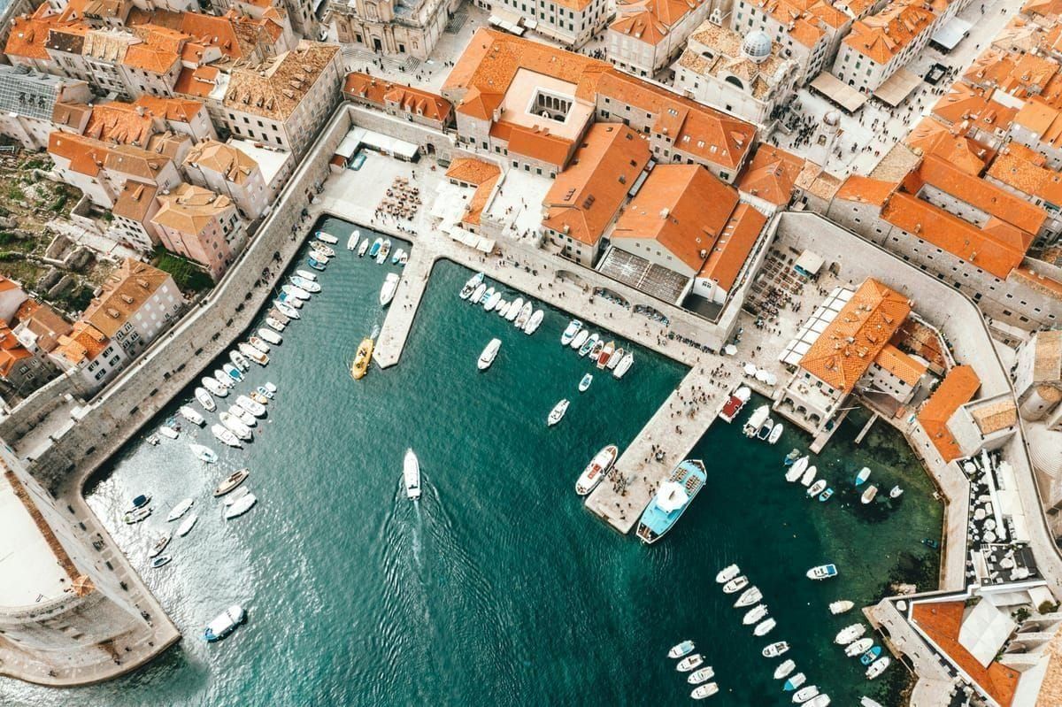 Dubrovnik Stadtmauer mit Blick auf die Altstadt und Meer