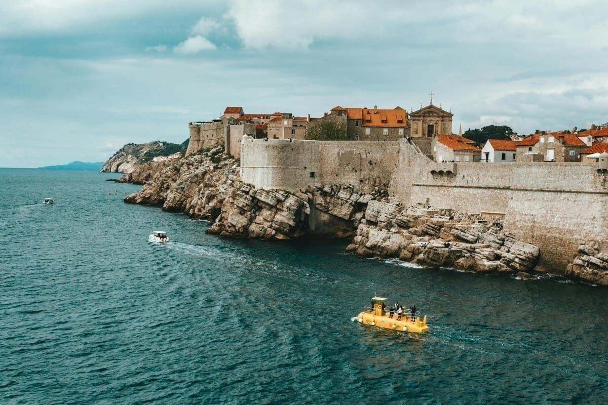 Stadtmauer Dubrovnik mit Blick auf Altstadt