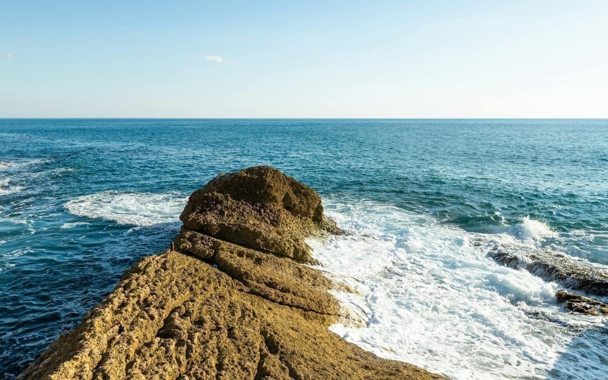 E-Bike auf Küstenstraße mit Meerblick