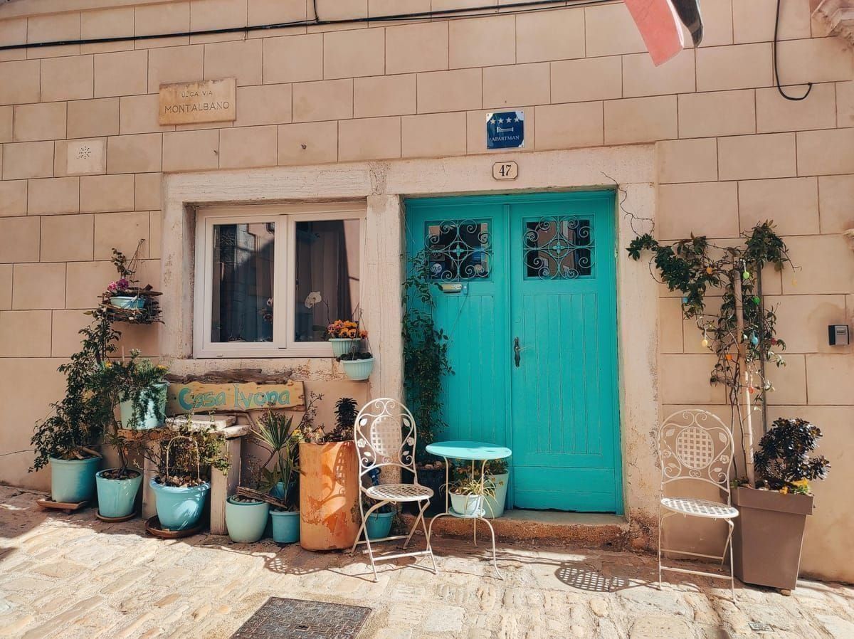 Gravel-Pfad durch istrische terra rossa Landschaft