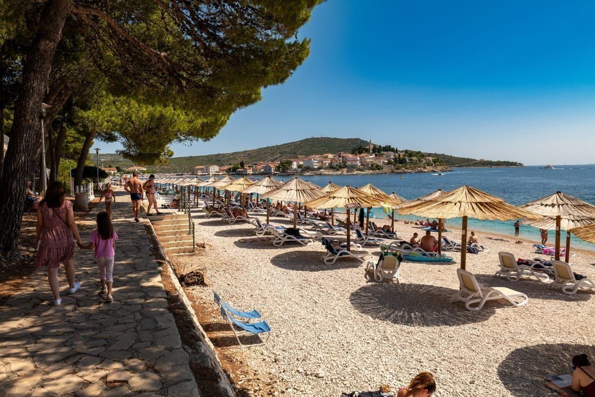 Ein Beachclub auf Hvar im Abendlicht mit Blick aufs Meer