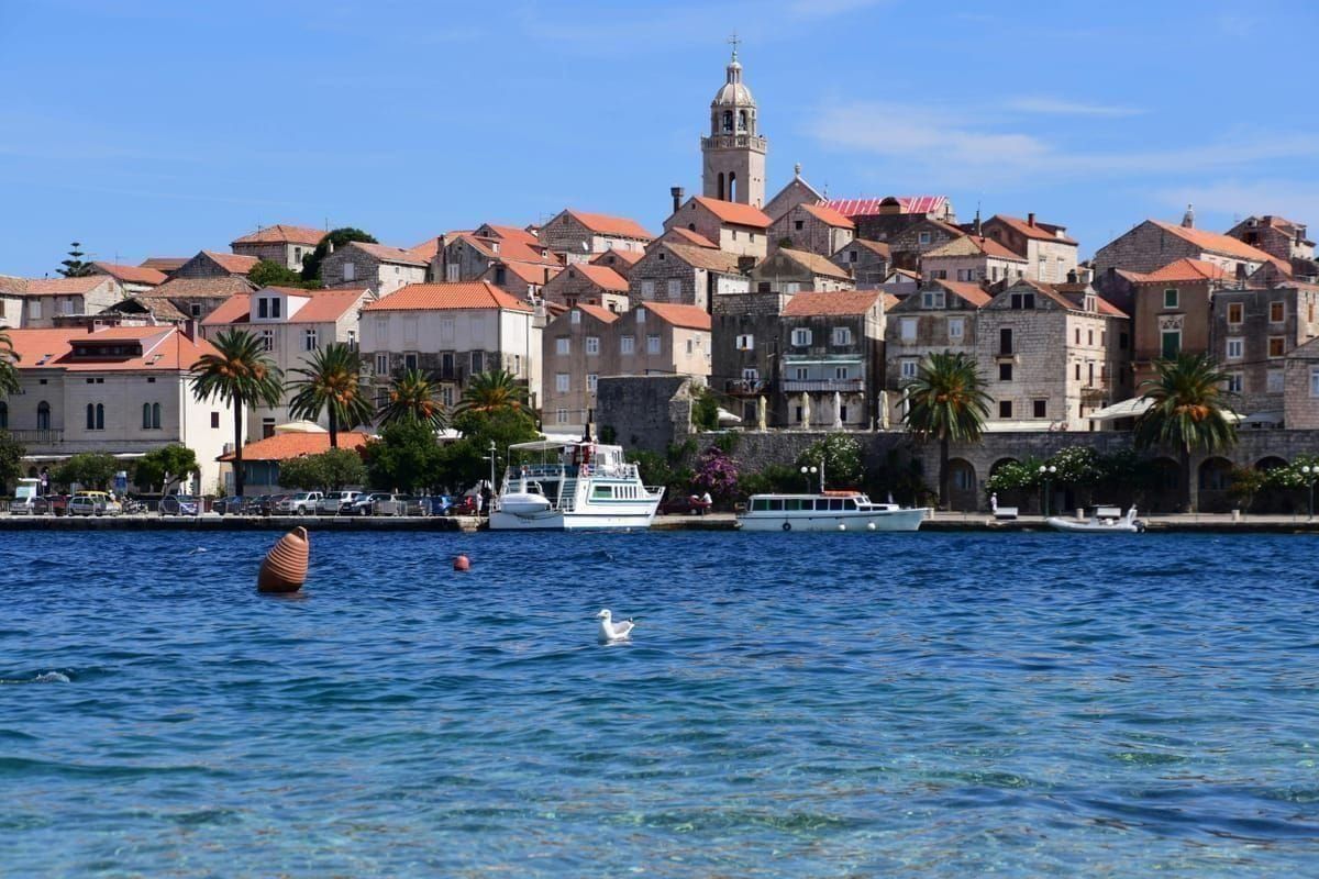 Korčula-Altstadt mit Radfahrer im Vordergrund