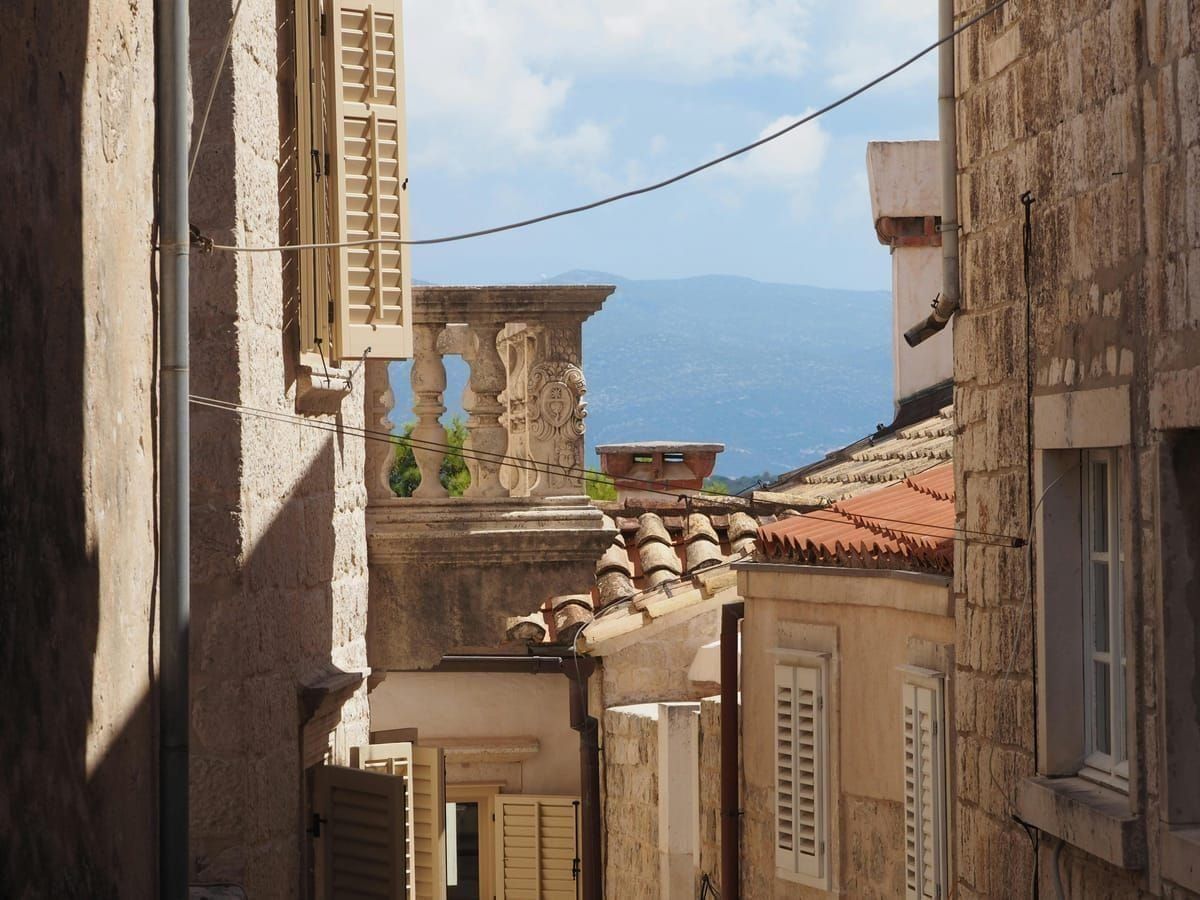 Küstenstraße auf Korčula mit Radfahrer
