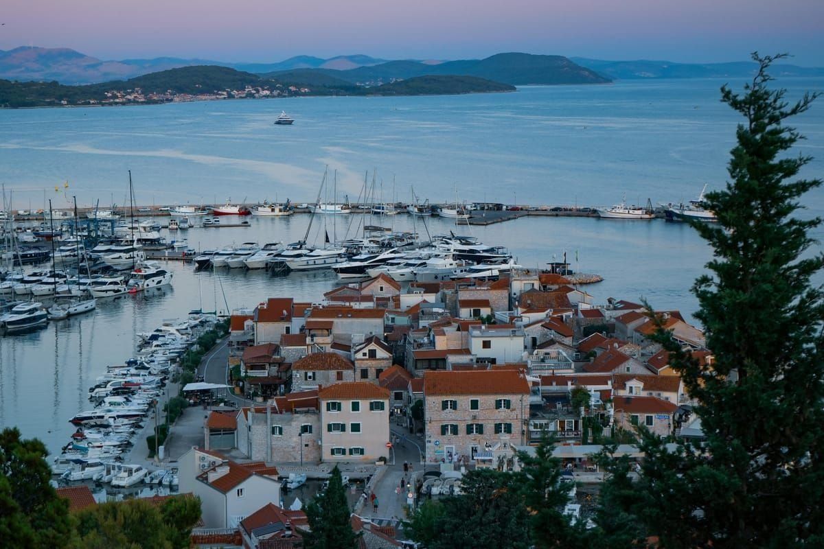 Okrug Gornji Hafen mit Booten und Steinhäusern
