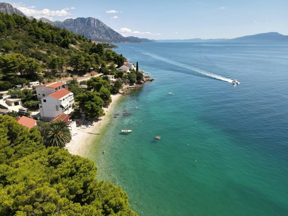 Saldun Bucht mit Pinien und klarem Wasser
