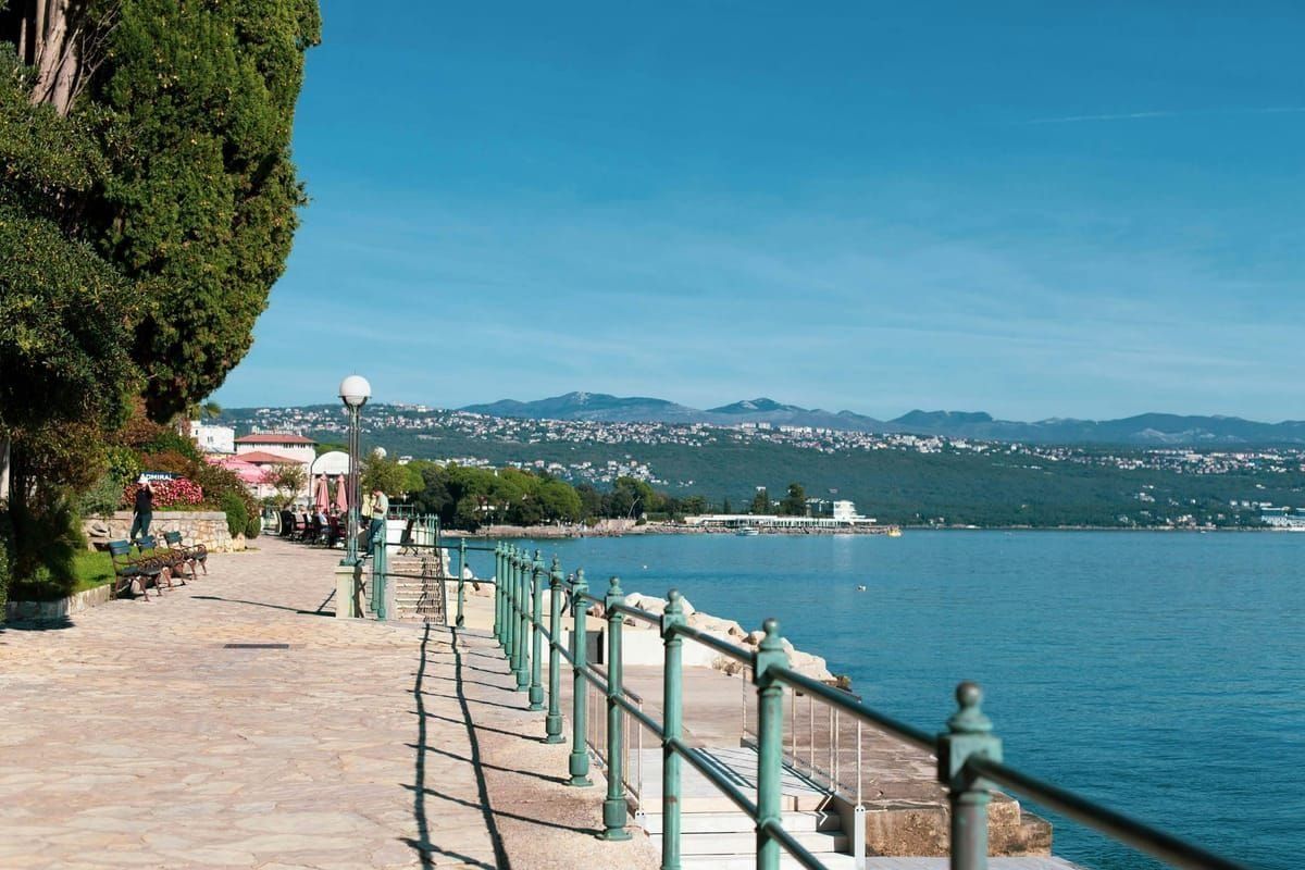 Wanderweg auf Čiovo mit Meerblick