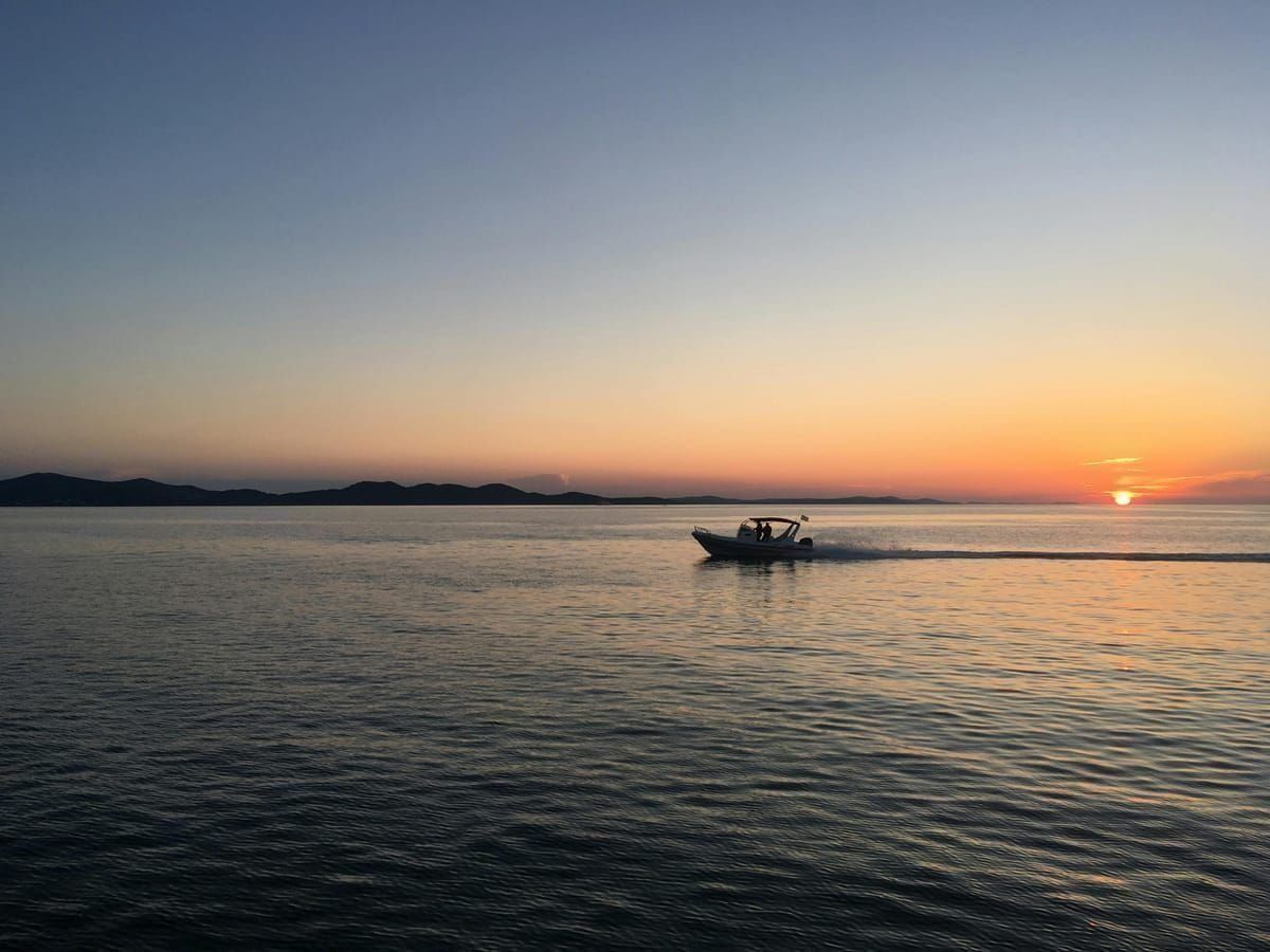 Sonnenuntergang über den ruhigen Wegen von Veliki Brijun mit frei laufenden Hirschen