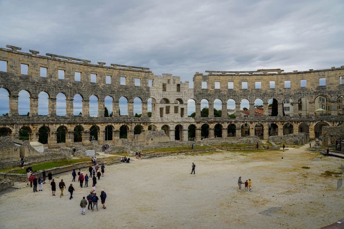 Das römische Amphitheater von Pula im Abendlicht