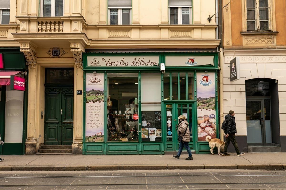 Smartphone mit einer Restaurant-Such-App neben einem Espresso auf einem Cafétisch