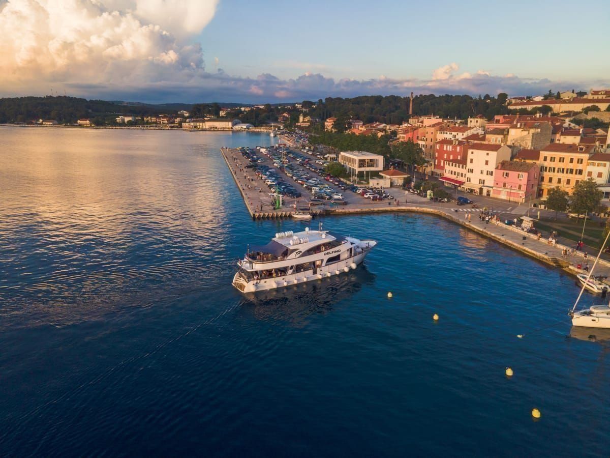 Hafen von Rovinj am Abend mit Restaurants entlang der Promenade