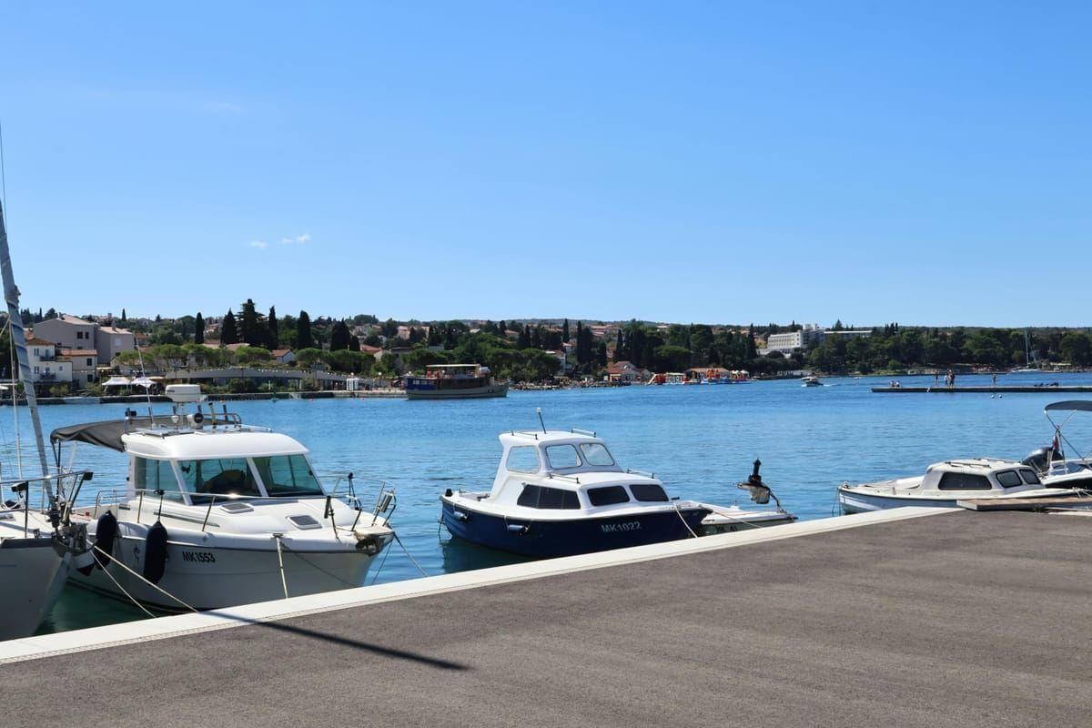 Bunter Hafen von Volosko mit Restaurants am Wasser