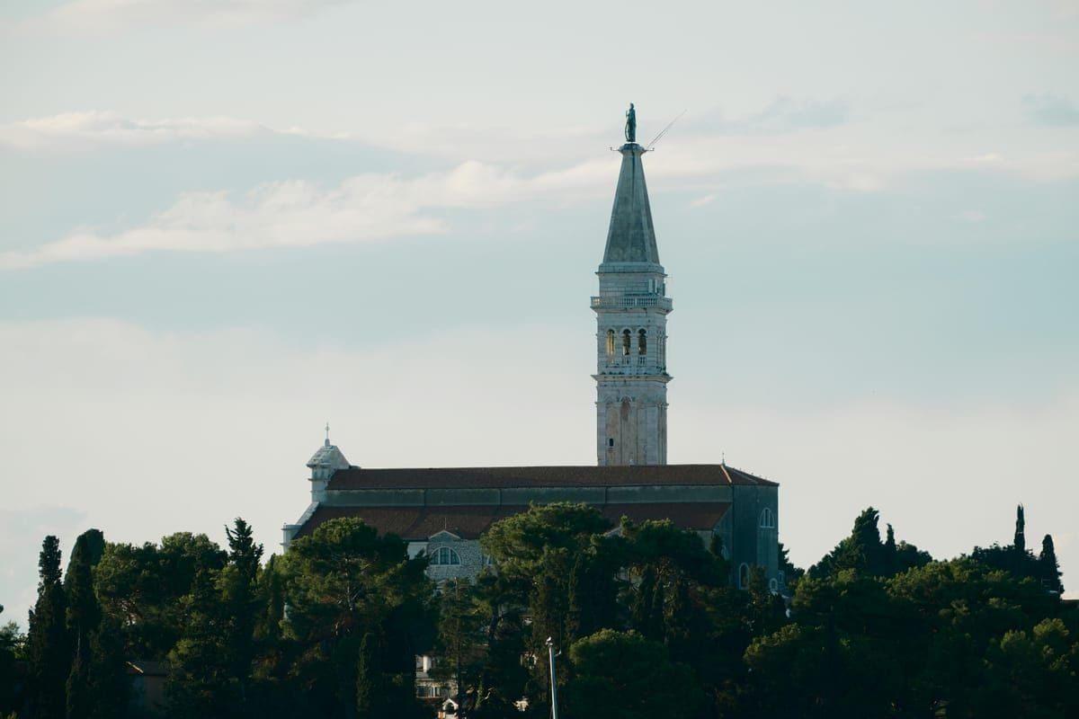 Die Ruinen der mittelalterlichen Geisterstadt Dvigrad in Istrien