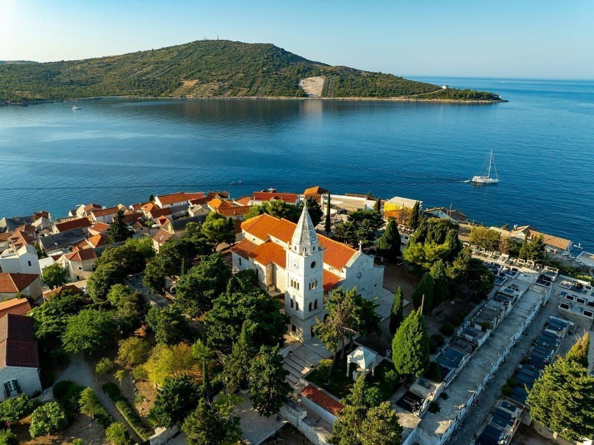 Verlassene Steinhäuser in Kroatien, von Vegetation überwuchert