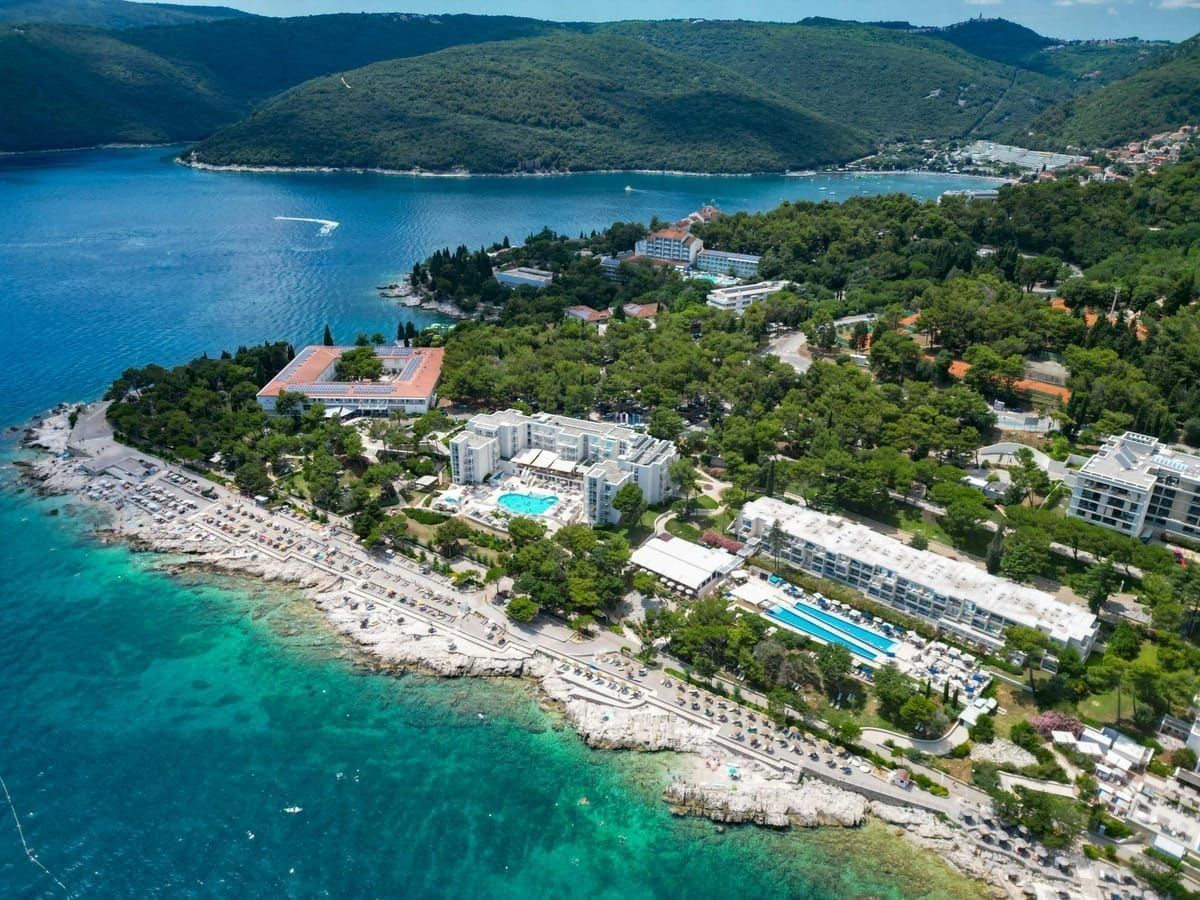 Die bewaldete Bucht Čikat mit kiesigen Stränden unter Pinien