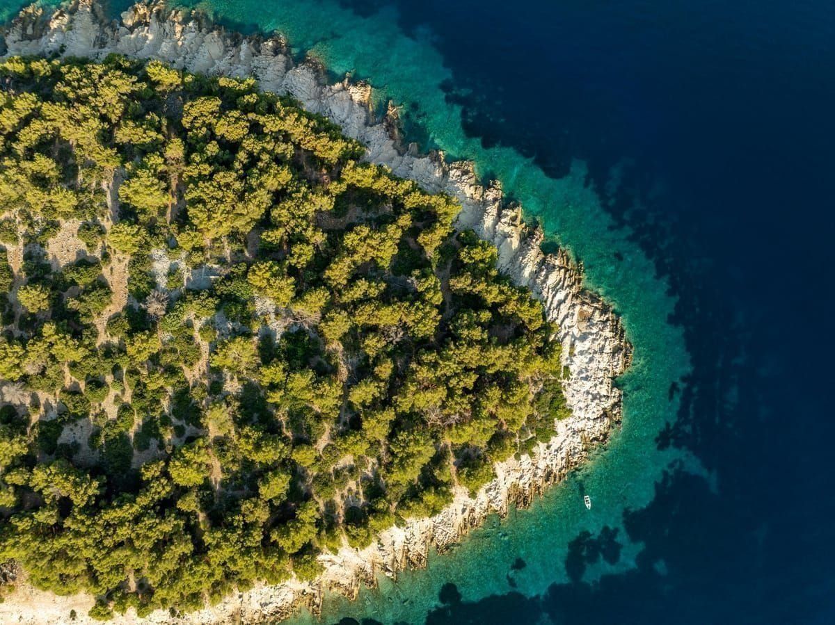 Ruhige Adria-Bucht zwischen den Inseln Cres und Lošinj im Abendlicht