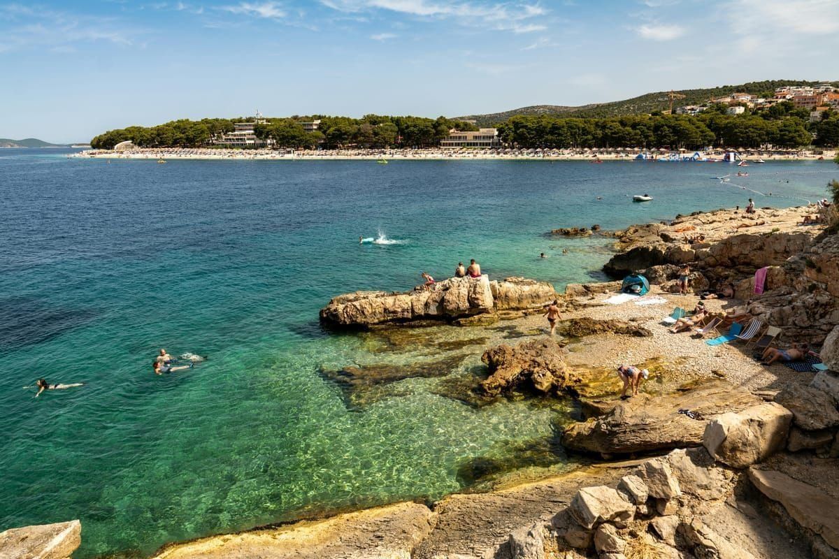Flacher Sandstrand in Crikvenica mit ruhigem, seichtem Wasser
