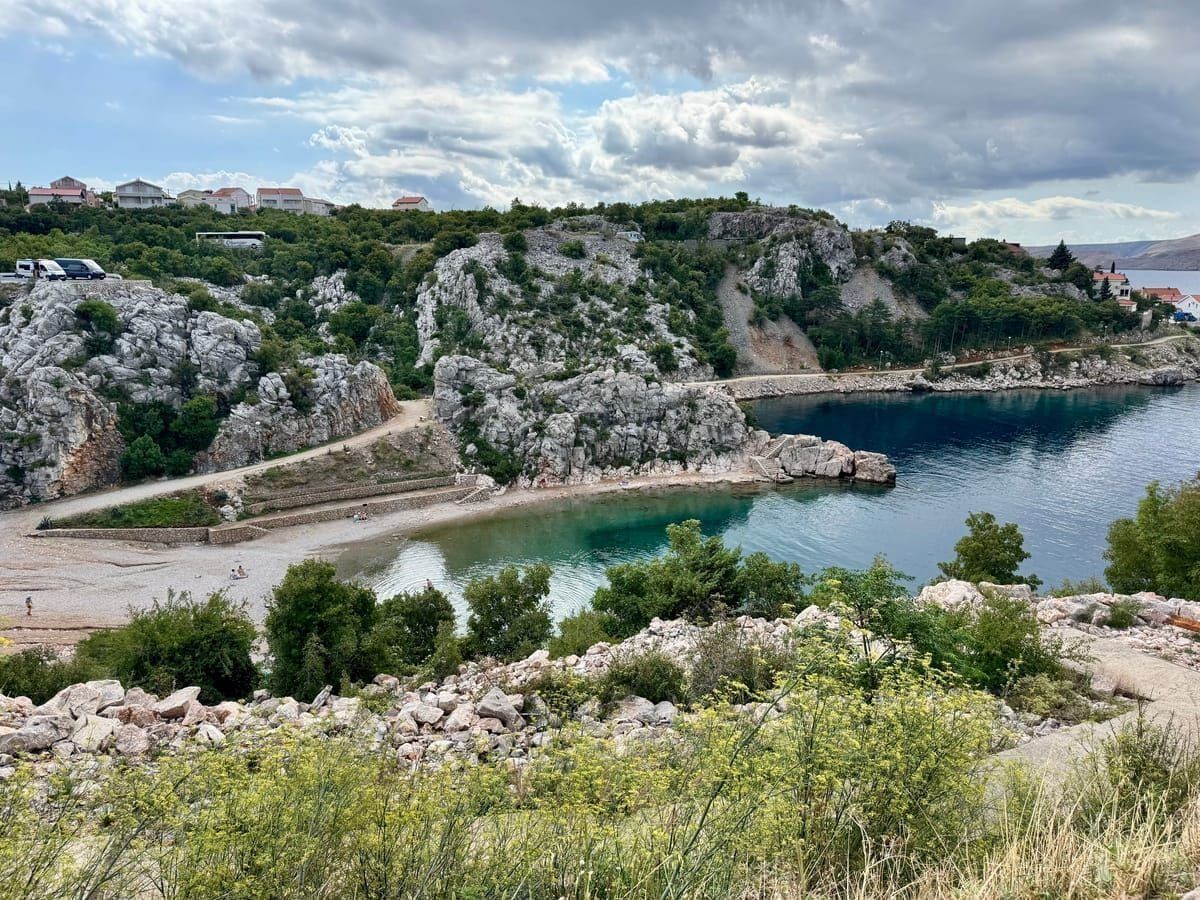 Strandpromenade von Crikvenica mit Palmen und Blick aufs Meer