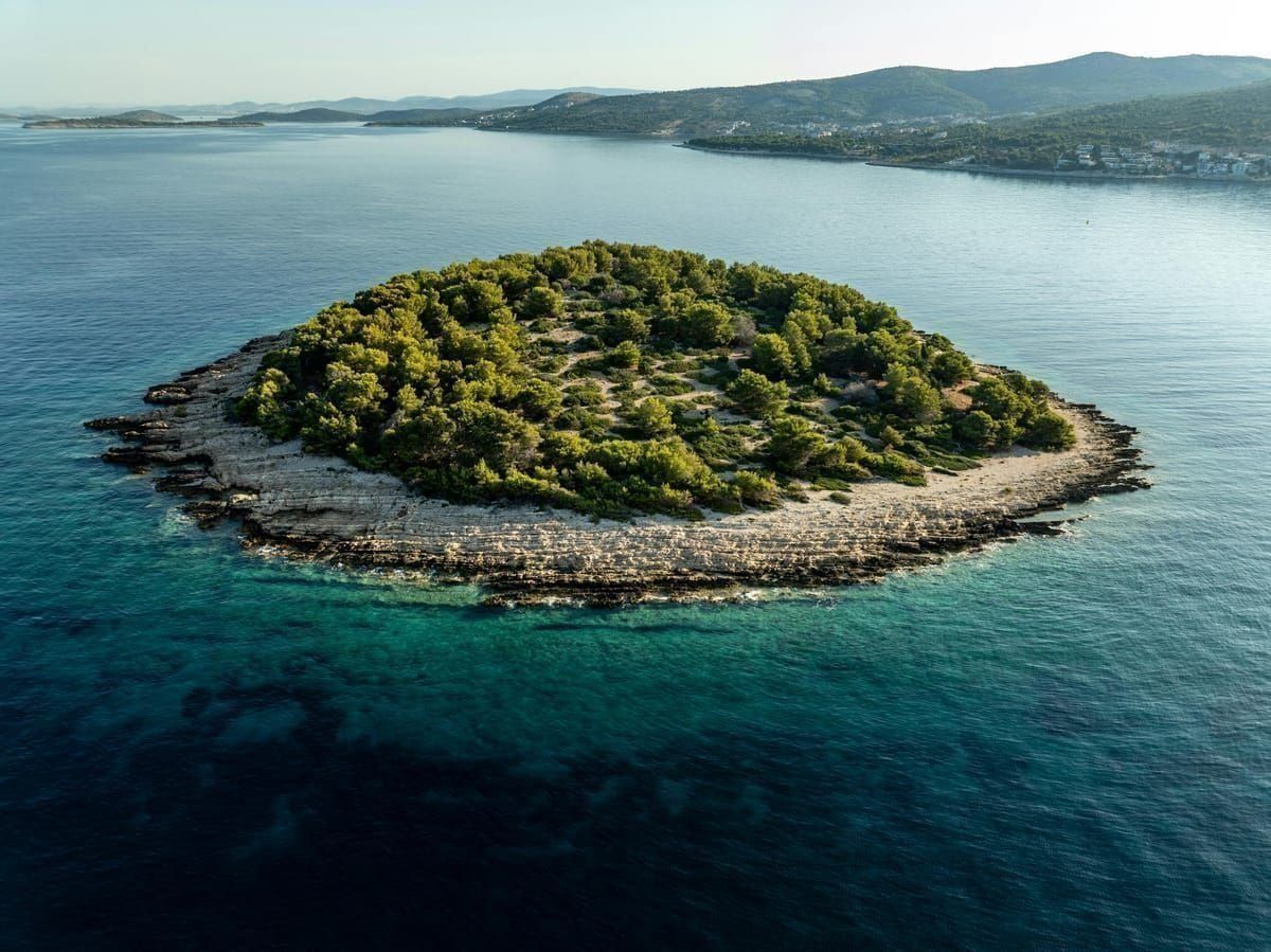 Luftaufnahme der zerklüfteten Küste von Lošinj mit klarem Wasser und kleinen Buchten