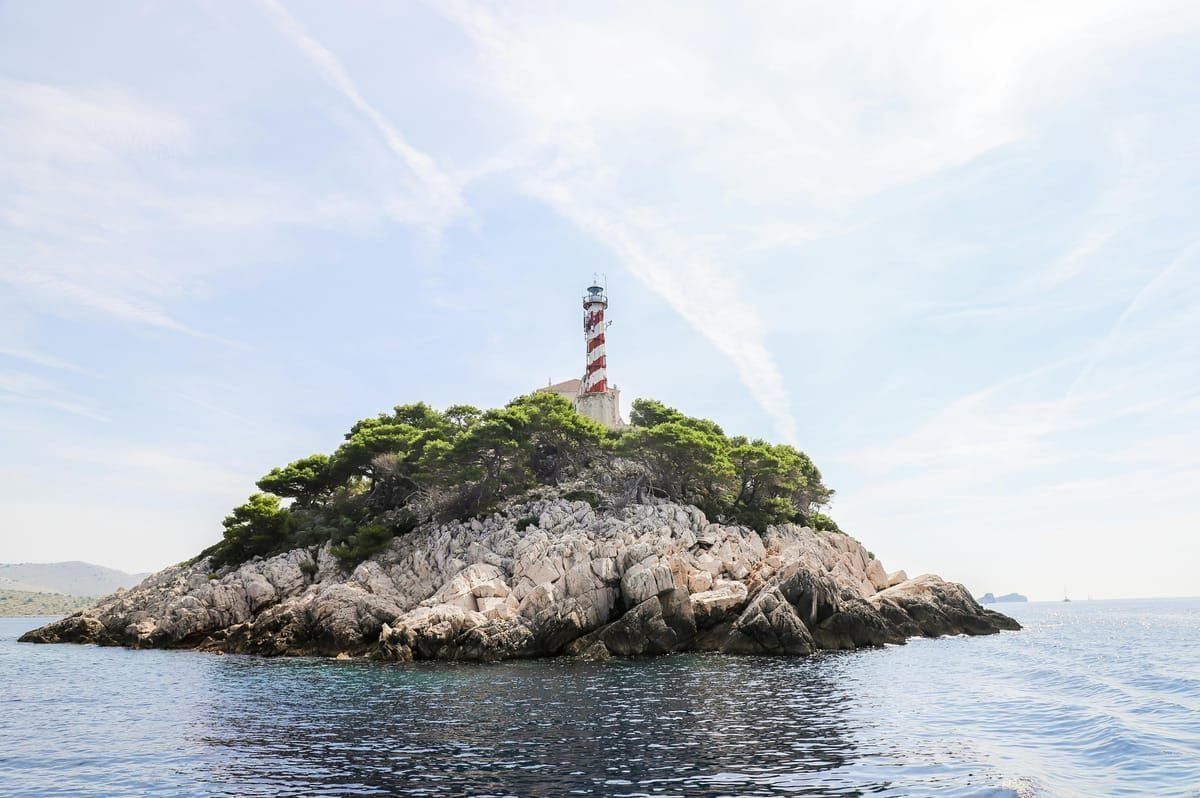 Der bunte Hafen von Mali Lošinj mit Pastellhäusern und Booten
