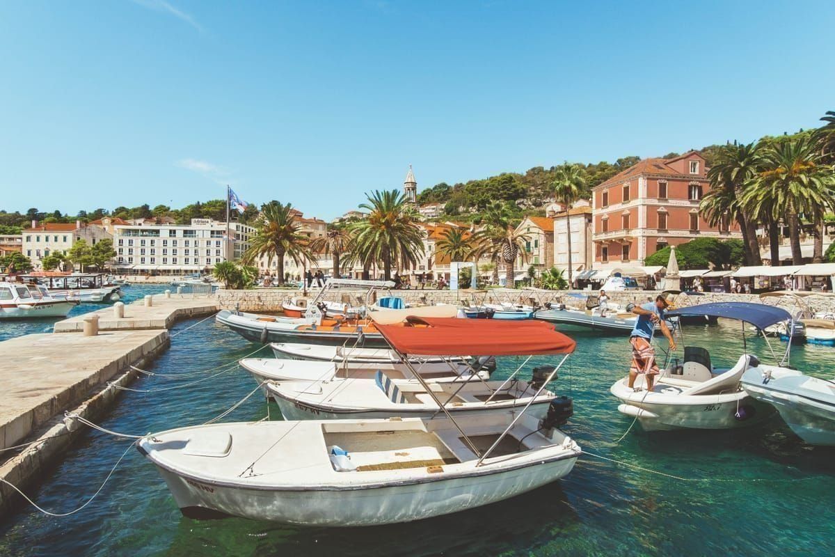 Katamaran legt am kleinen Hafen von Susak an