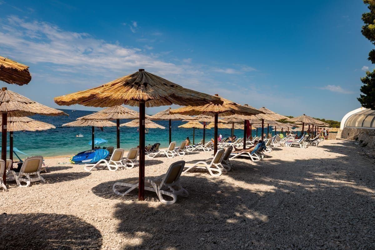 Flacher Sandstrand Spiaza auf Susak mit seichtem türkisem Wasser