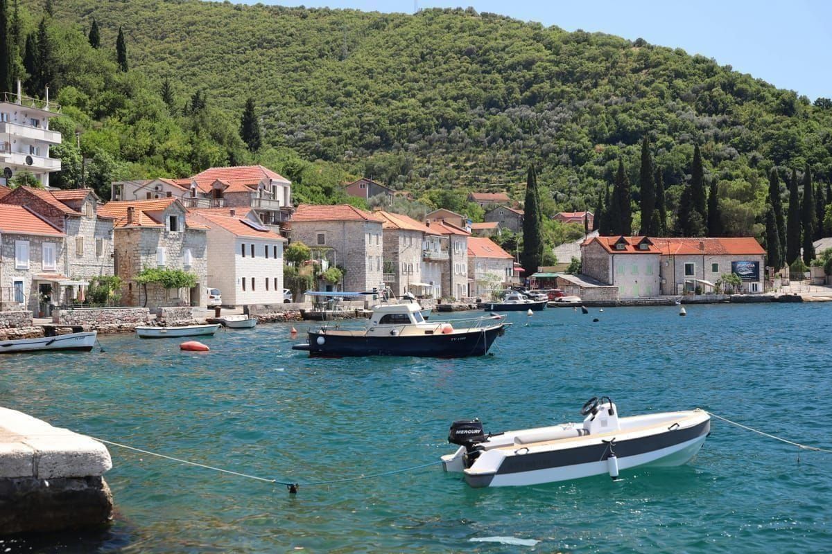 Gleitschirmflieger über den Hängen der Učka mit Blick auf die Kvarner-Bucht
