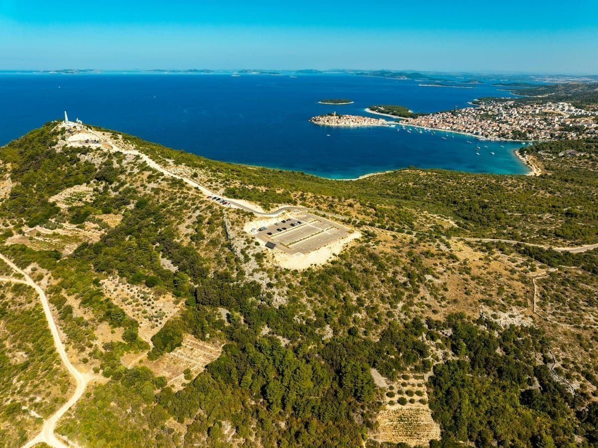 Der kleine farbenfrohe Hafen von Veli Lošinj mit der Kirche am Wasser