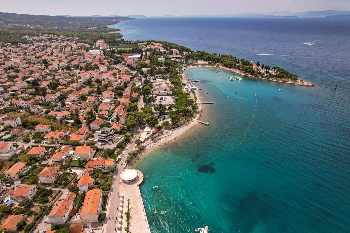 Eine entspannte Promenadenbar an der Makarska Riviera mit Außenbildschirm und Meerblick