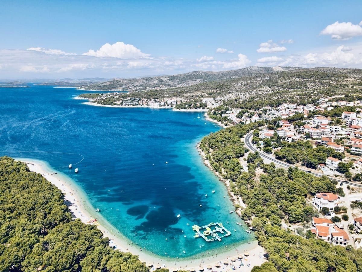 Kieselstrand der Makarska Riviera mit dem mächtigen Biokovo-Massiv im Hintergrund